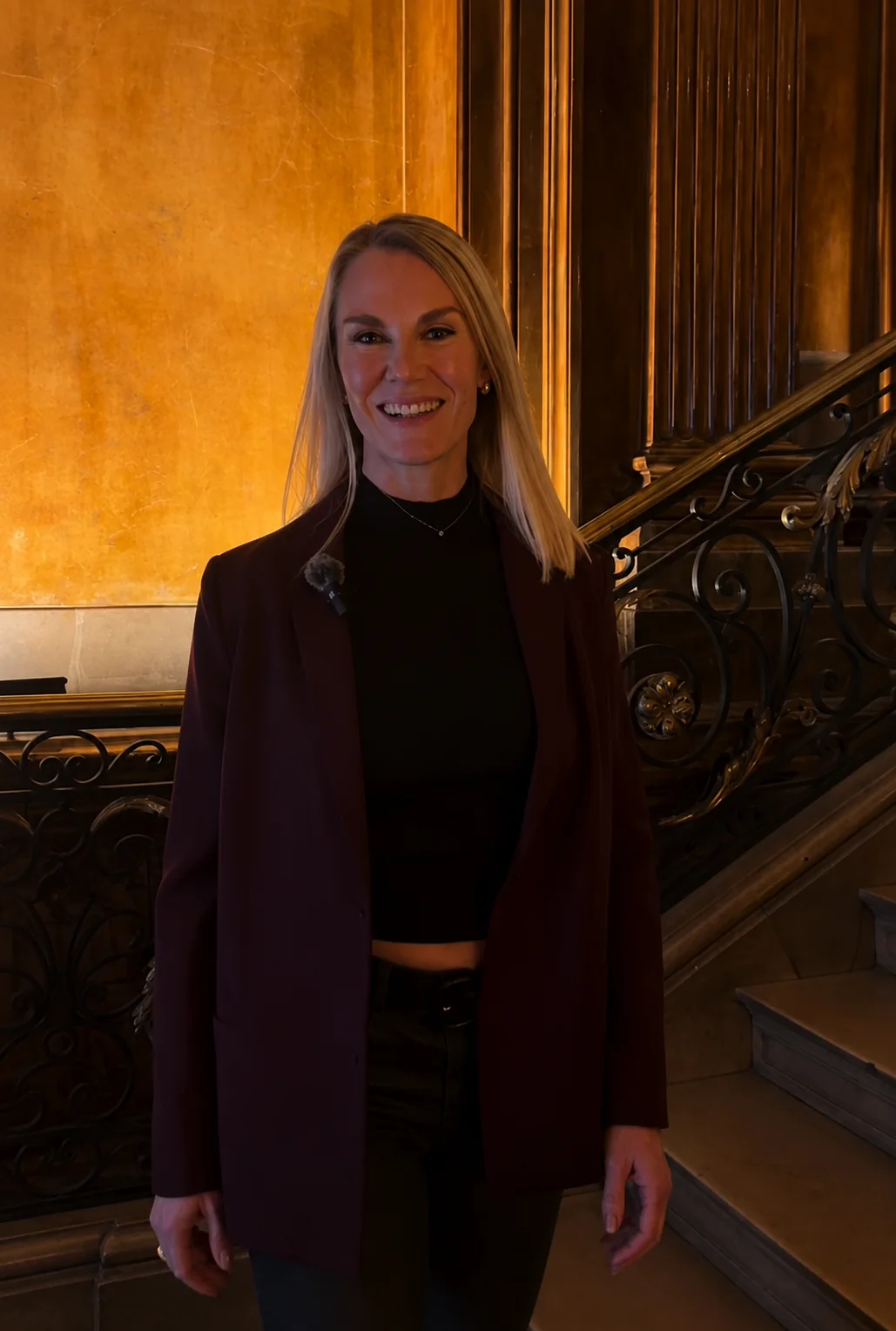 Retrato de Mariana Lamas, fundadora de Ambientaciones ML, sonriendo en una escalera señorial